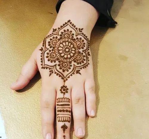 纹身的网红吃瓜图片,揭秘娱乐圈幕后真相  第2张 纹身的网红吃瓜图片,揭秘娱乐圈幕后真相  第2张